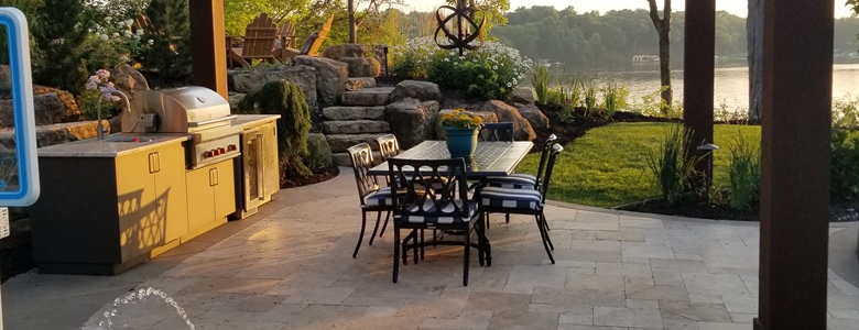 How to Create a Multi-Seasonal Outdoor Kitchen for Year-Round Use