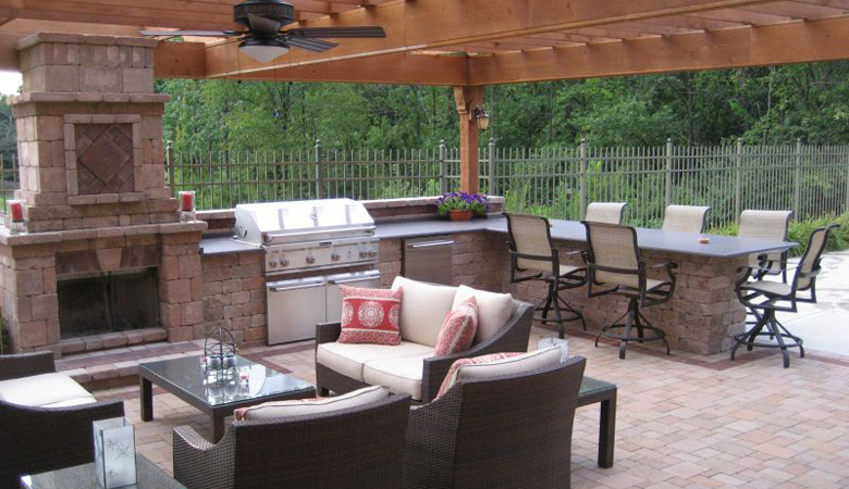 Outdoor Kitchen by MH3 Design Group in Minneapolis